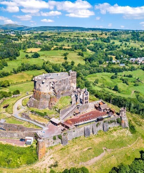 Vue aérienne du château médiéval de Murol - Puy-de-Dôme - Auvergne - France
