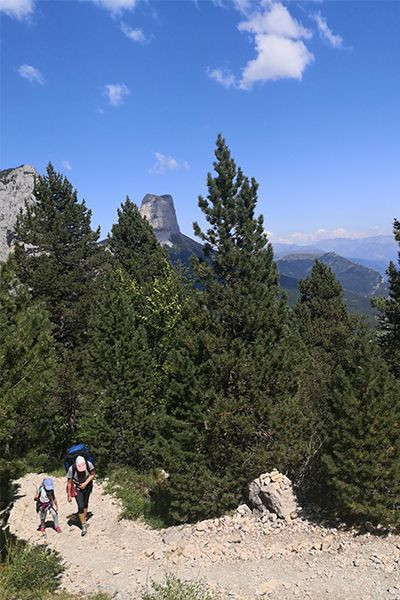 © Julie Marienval Climbing towards Pas de l'Aiguille ©️ Julie Marienval