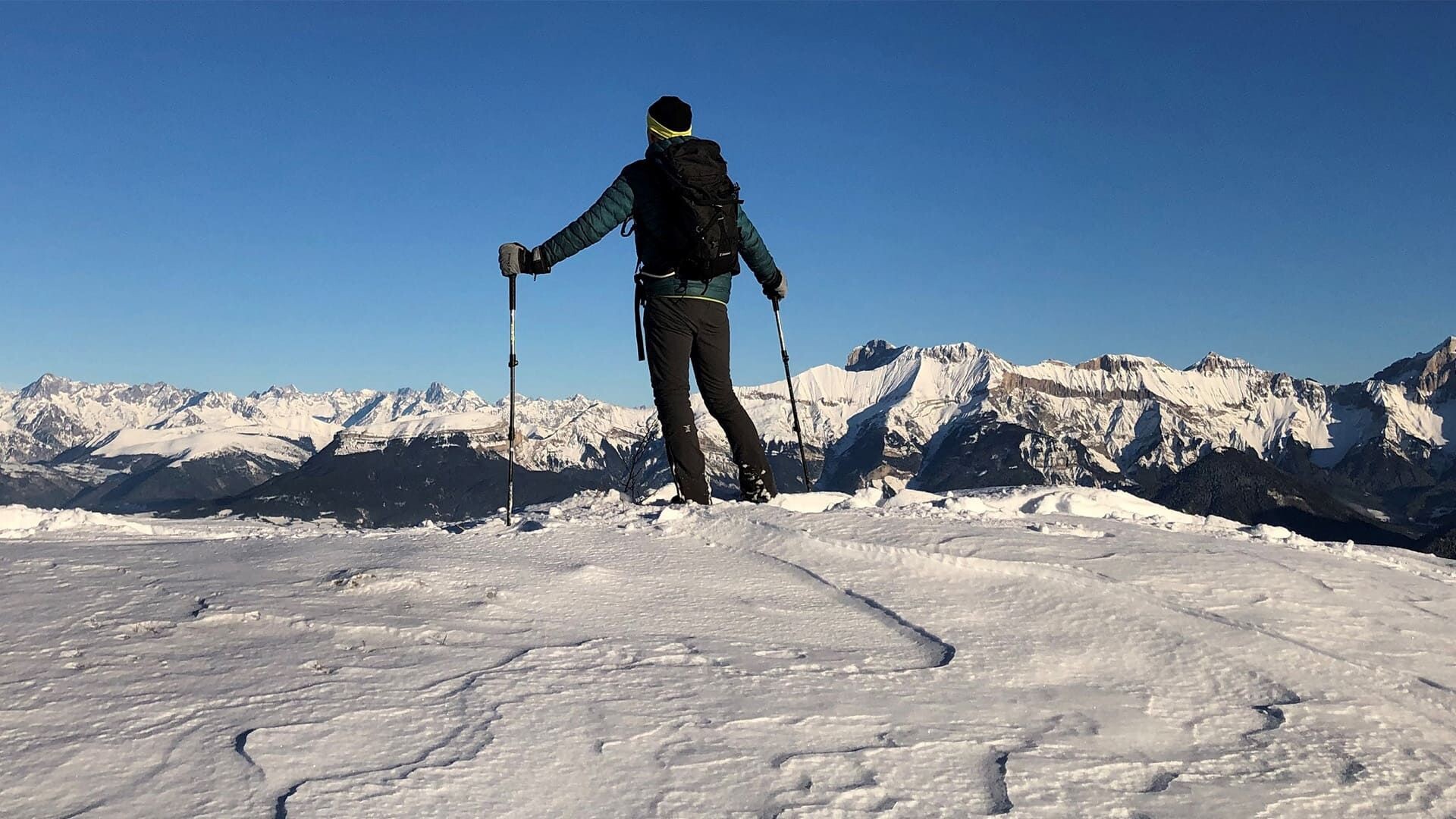 Randonneur en raquettes au sommet enneigé du Platary - Alpes - France
