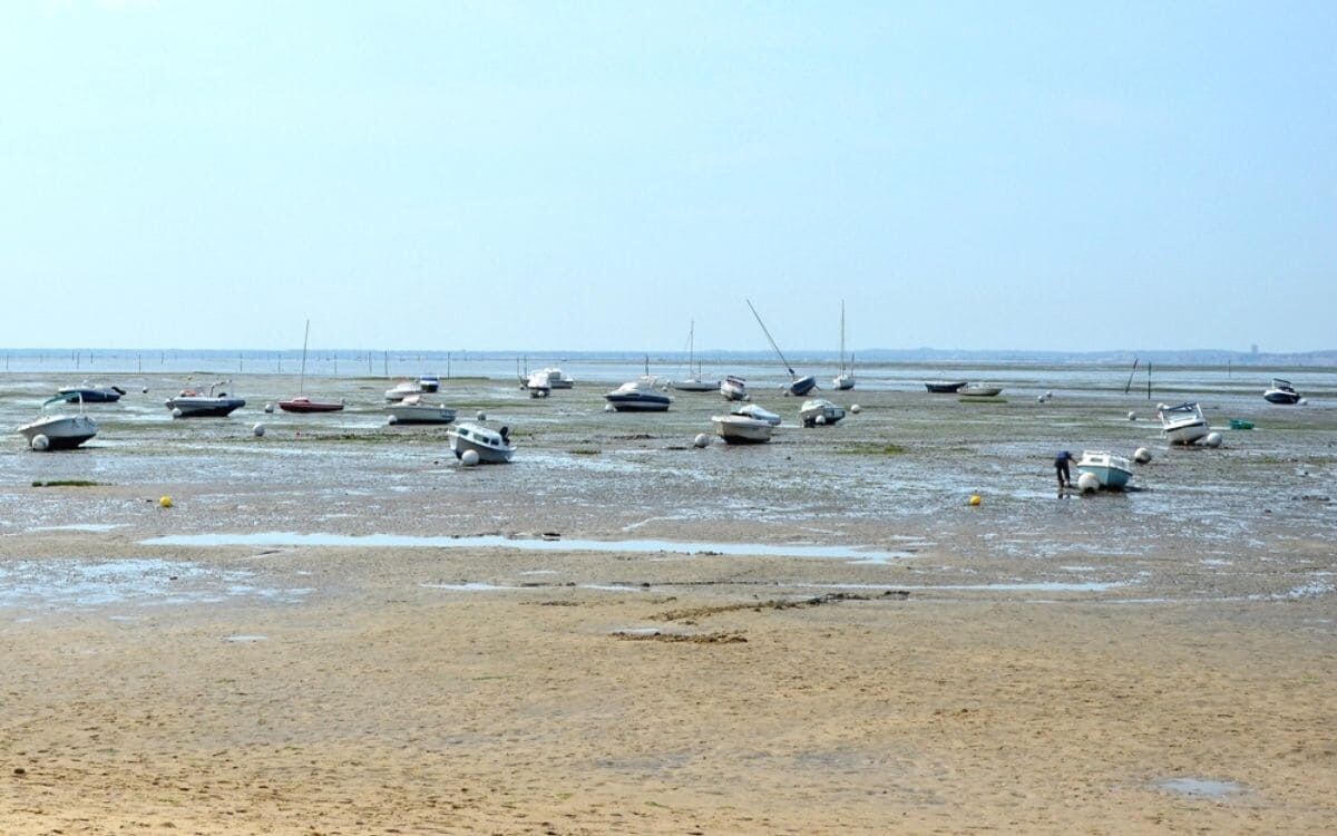 Boats at low tide in Andernos-lès-Bains