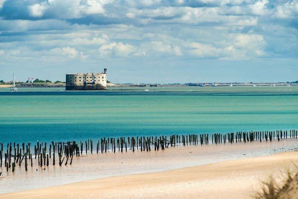 Plage avec vue sur le Fort Boyard © Adobe Stock