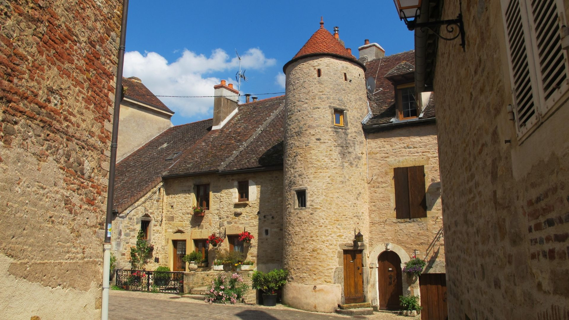 Ruelle pavée et tour médiévale - Buxy - Bourgogne - France