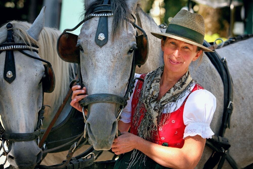 © Oö Tourismus Horse-drawn carriage and Dirndl © Oö Tourismus