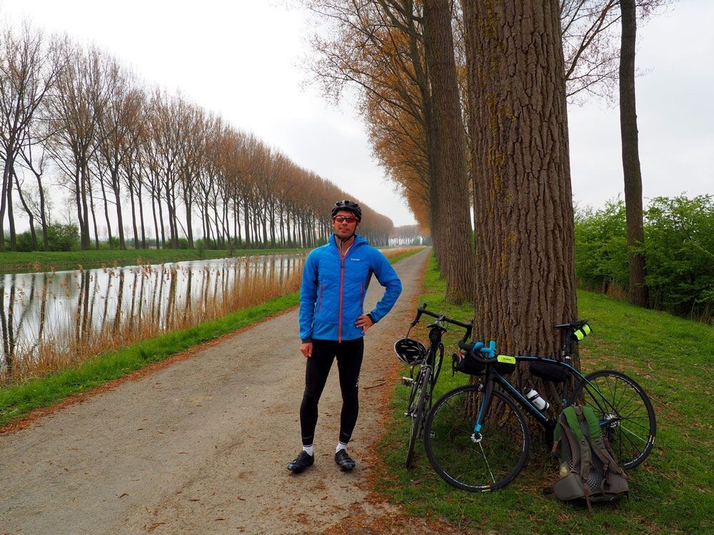 © David Praire Cycling along the Damme Canal in Belgium © David Praire