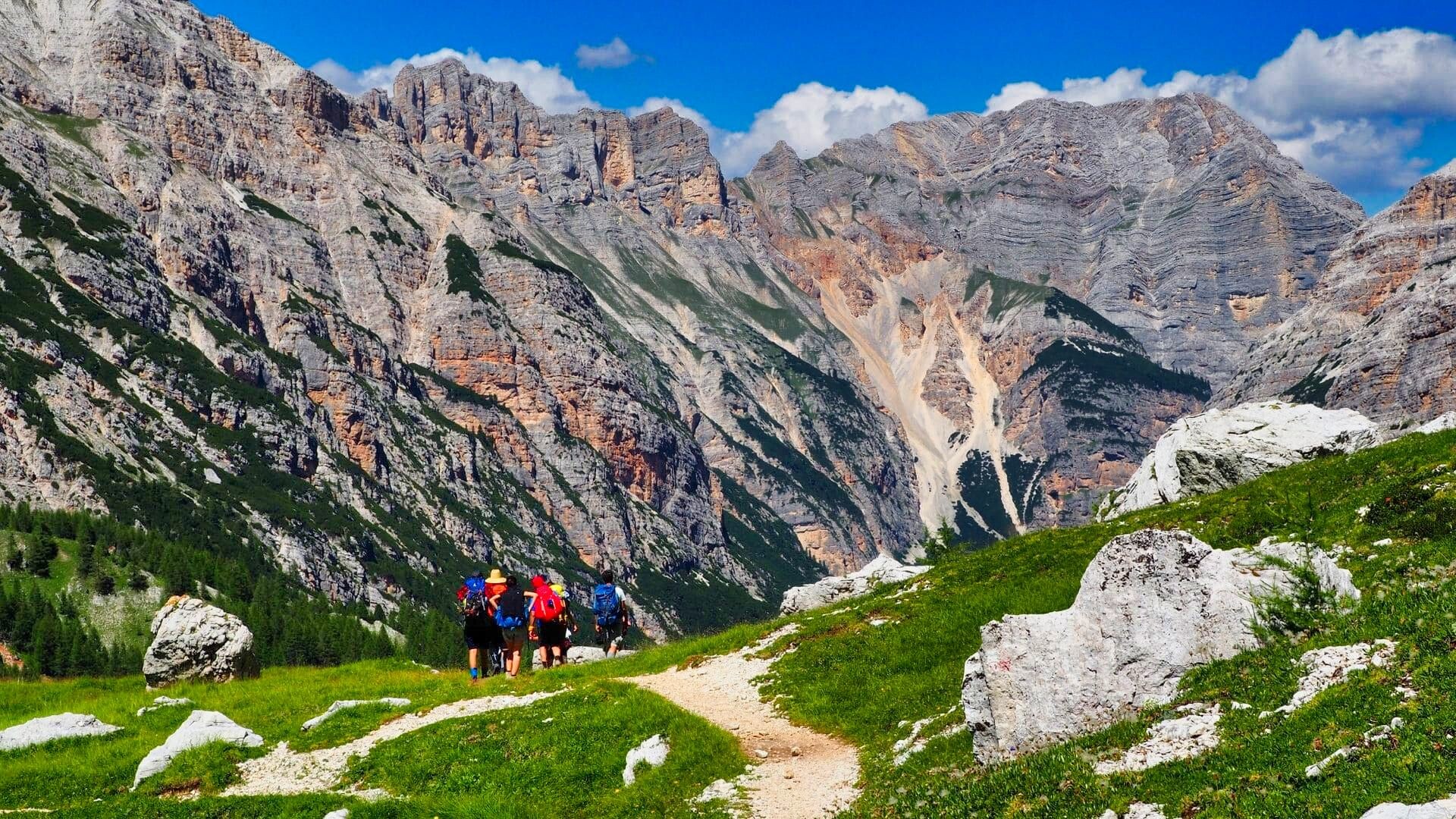 Randonneurs sous les parois des Dolomites - Vénétie - Italie