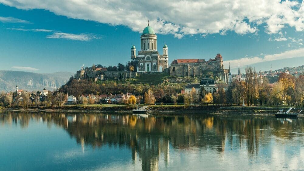 Basilique d'Esztergom dominant le Danube - Esztergom - Hongrie