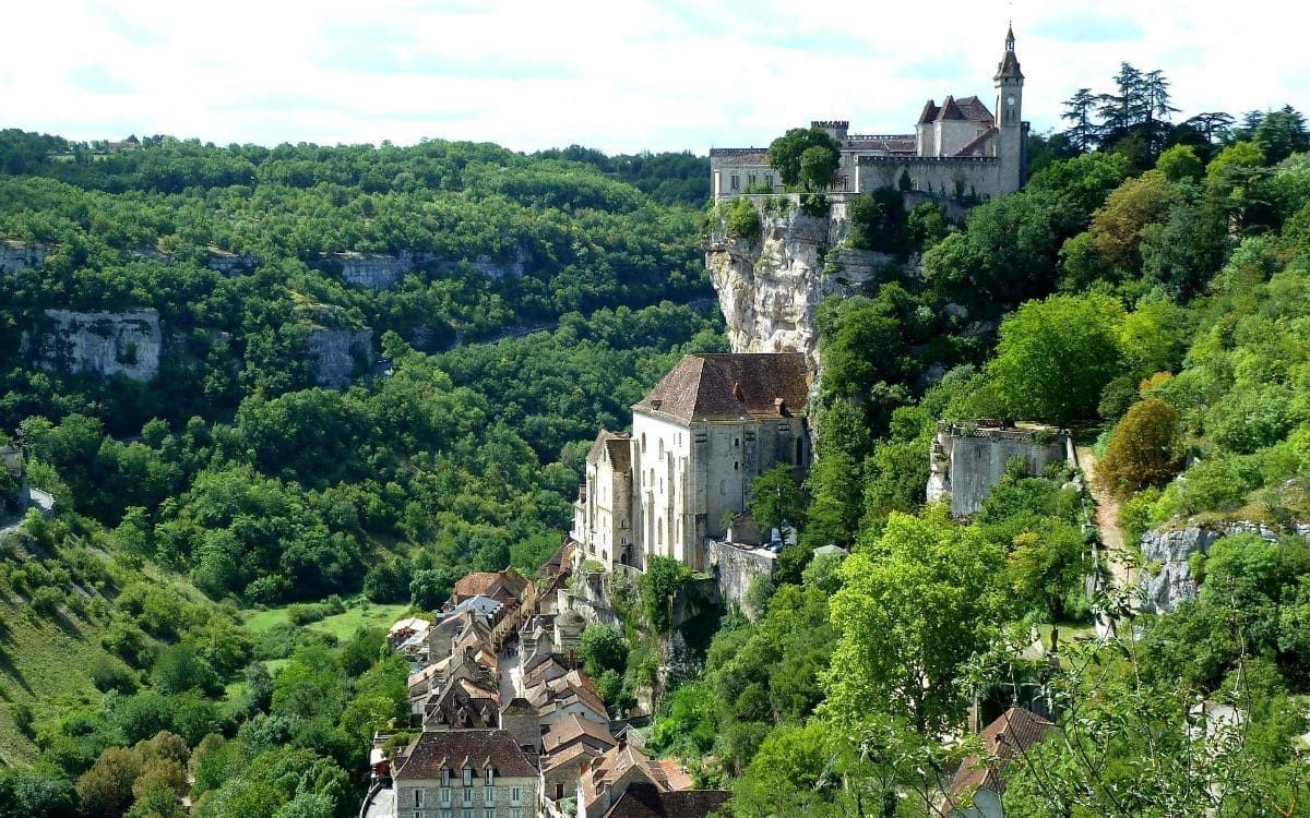 Rocamadour clinging to its cliff - Lot
