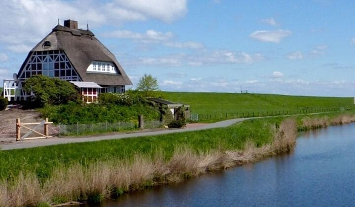 © Verena Riedel Cycle path along the Hadelner Canal - Lower Saxony - Germany