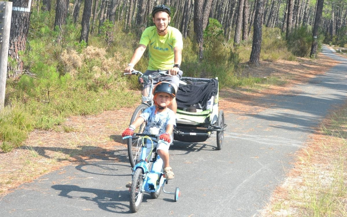 Family cycling on the Vélodyssée