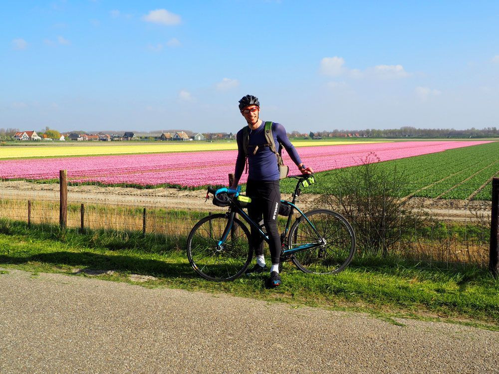 © David Praire Cycling past a tulip field in Oude-Tonge in the Netherlands © David Praire