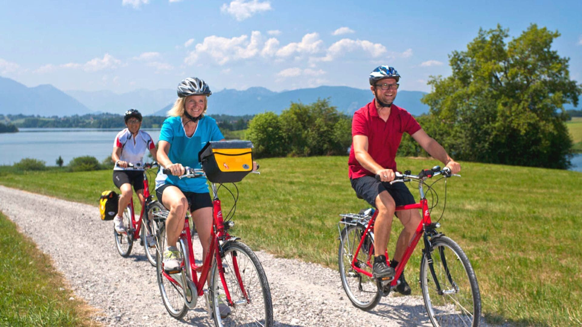 Cyclists beside the Bavarian lakes