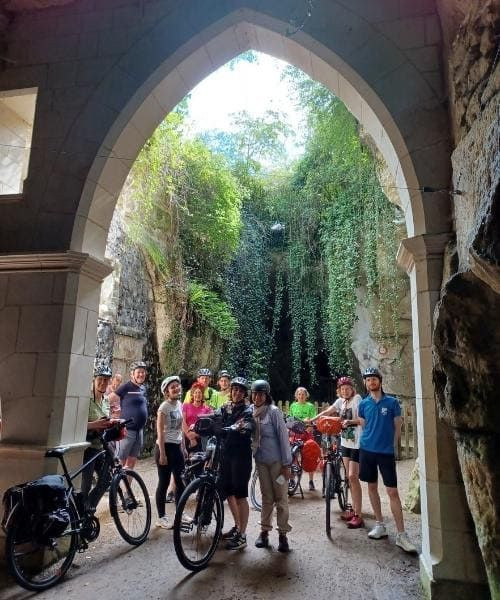 The unusual troglodyte shopping street of Souzay-Champigny © Charlotte Laventureux