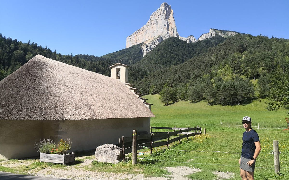 © Julie Marienval David outside the Trézanne chapel facing Mont Aiguille ©️ Julie Marienval