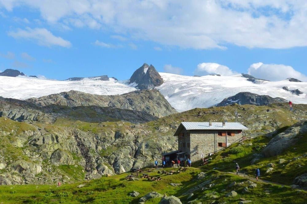 Albert Deffeyes Hut at the foot of the Ruitor Glacier © Laurent Comte
