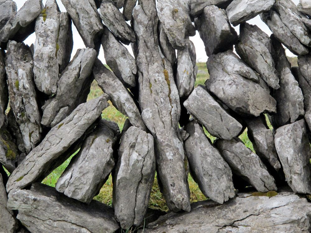 Dry stone wall in the Burren in Ireland © François Ribard