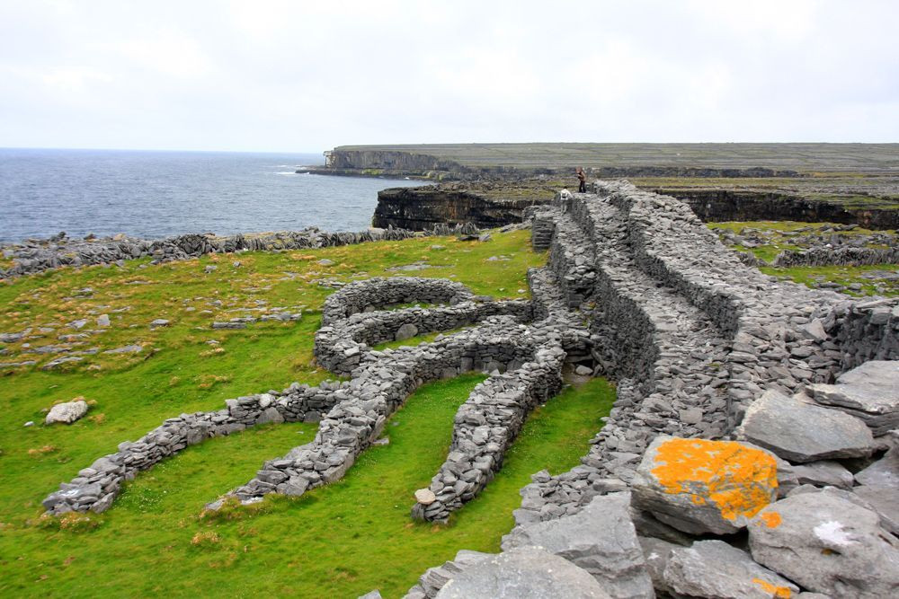 © François Ribard Dun Duchatair on Inishmore in Ireland © François Ribard