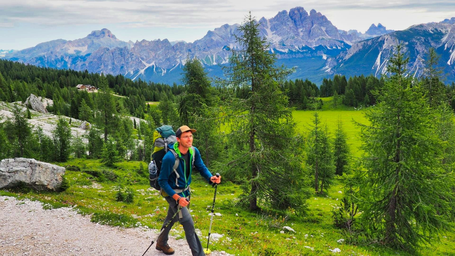 Randonneur vers la Forcella Ambrizolla - Dolomites - Italie
