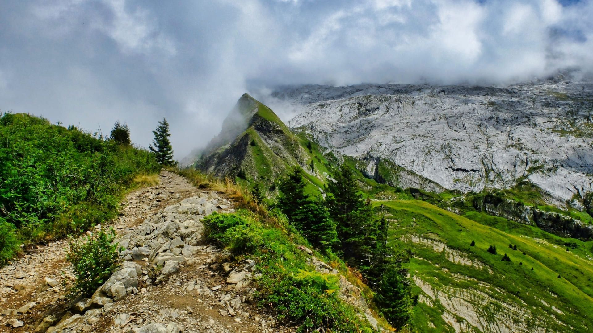 Sentier de randonnée vers le Chinaillon - Massif des Aravis - Alpes, France