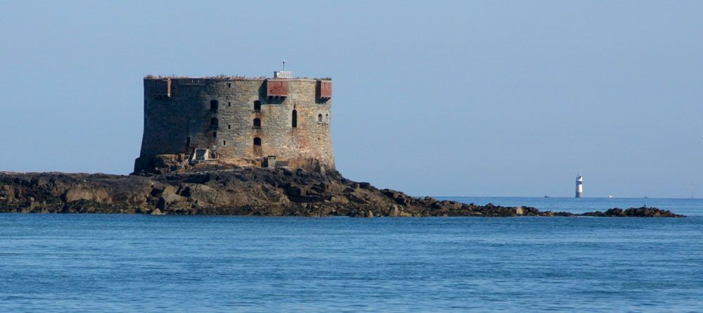 Between Guernsey and Herm, Bréhon Tower, a nineteenth-century defensive tower © François Ribard