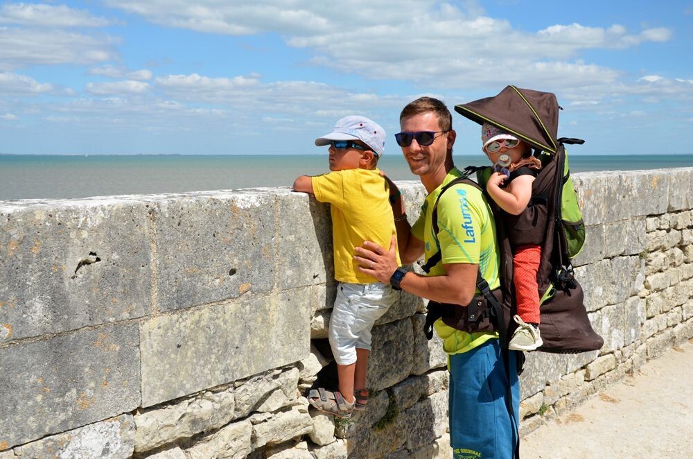 Family at the fortifications of Saint-Martin-de-Ré