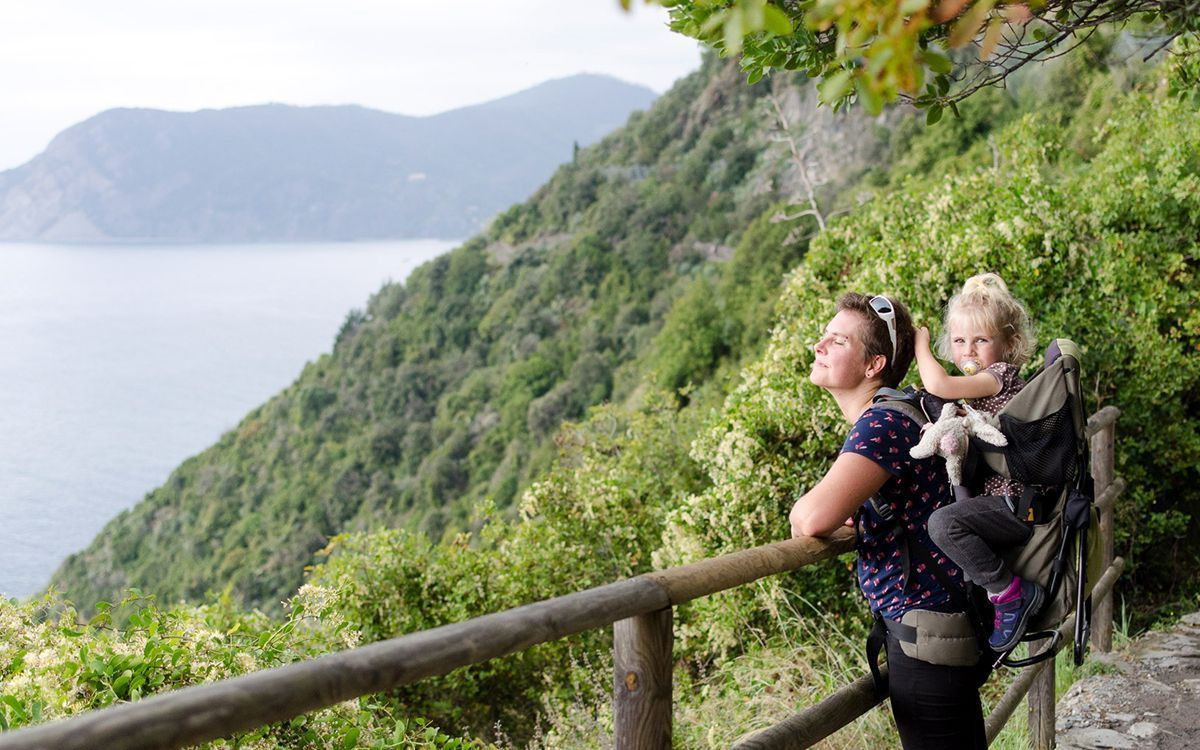 A family walk between Corniglia and Vernazza