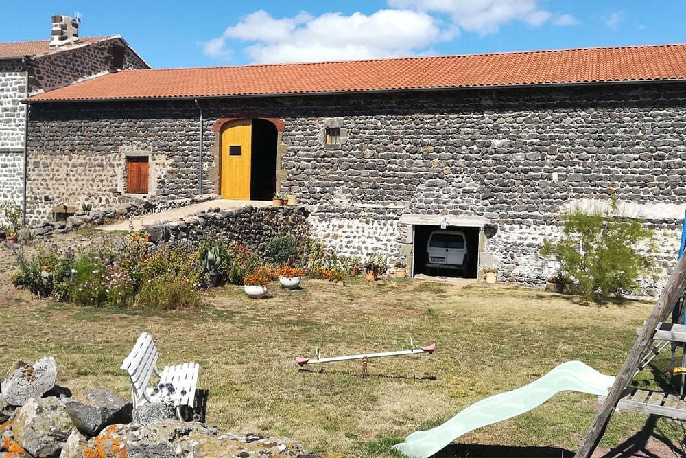 © Adrien Ozanon Traditional Velay farmhouse combining living quarters and farm buildings © Adrien Ozanon