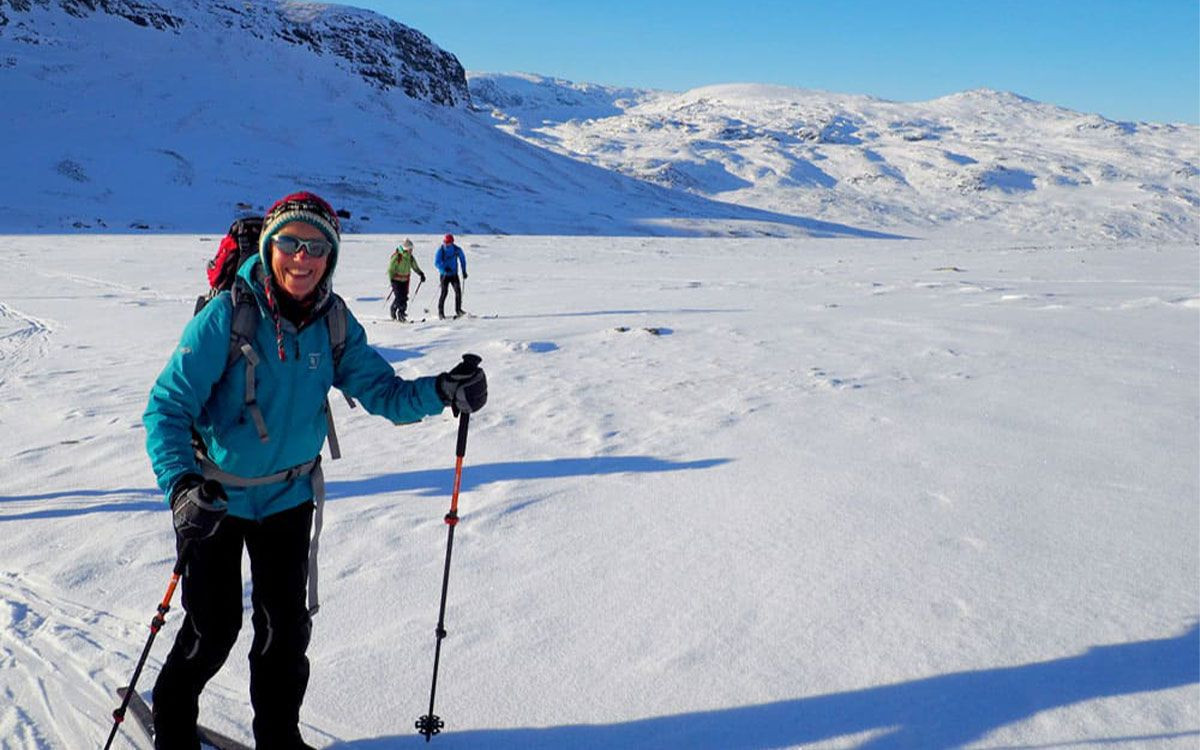 Cross-country skier on a snowy plateau - Grand Angle