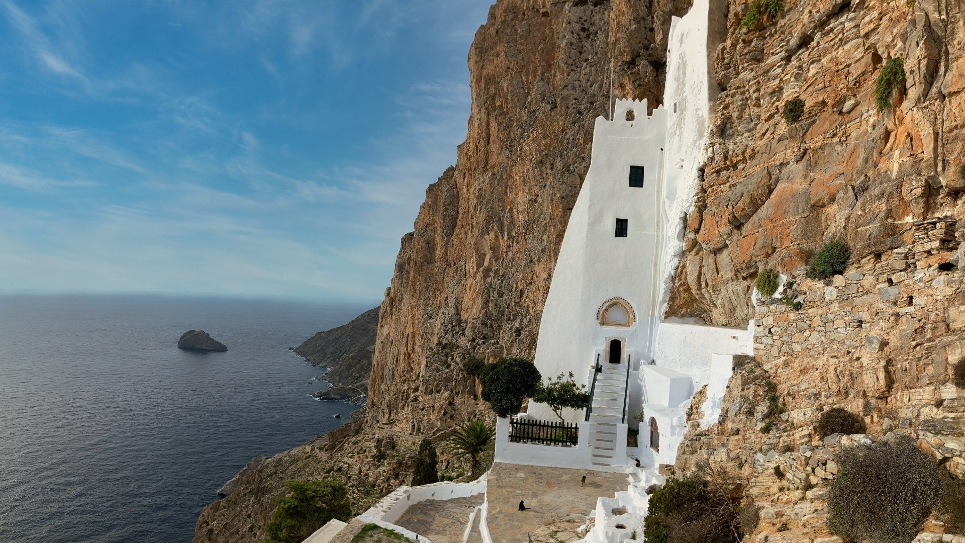 Monastère de la Panagia Hozoviotissa accroché à la falaise au-dessus de la mer Égée - Amorgos - Cyclades, Grèce