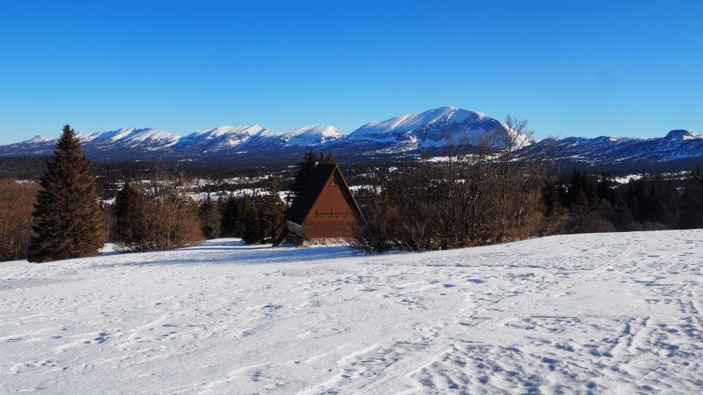 Chalet enneigé devant les sommets - Hauts Plateaux du Vercors - France