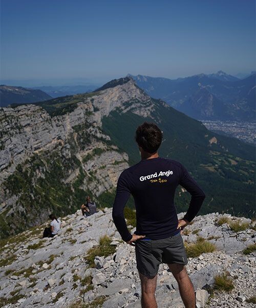 © Florent Delaunay Randonneur au sommet du Pic Saint-Michel - Vercors - France