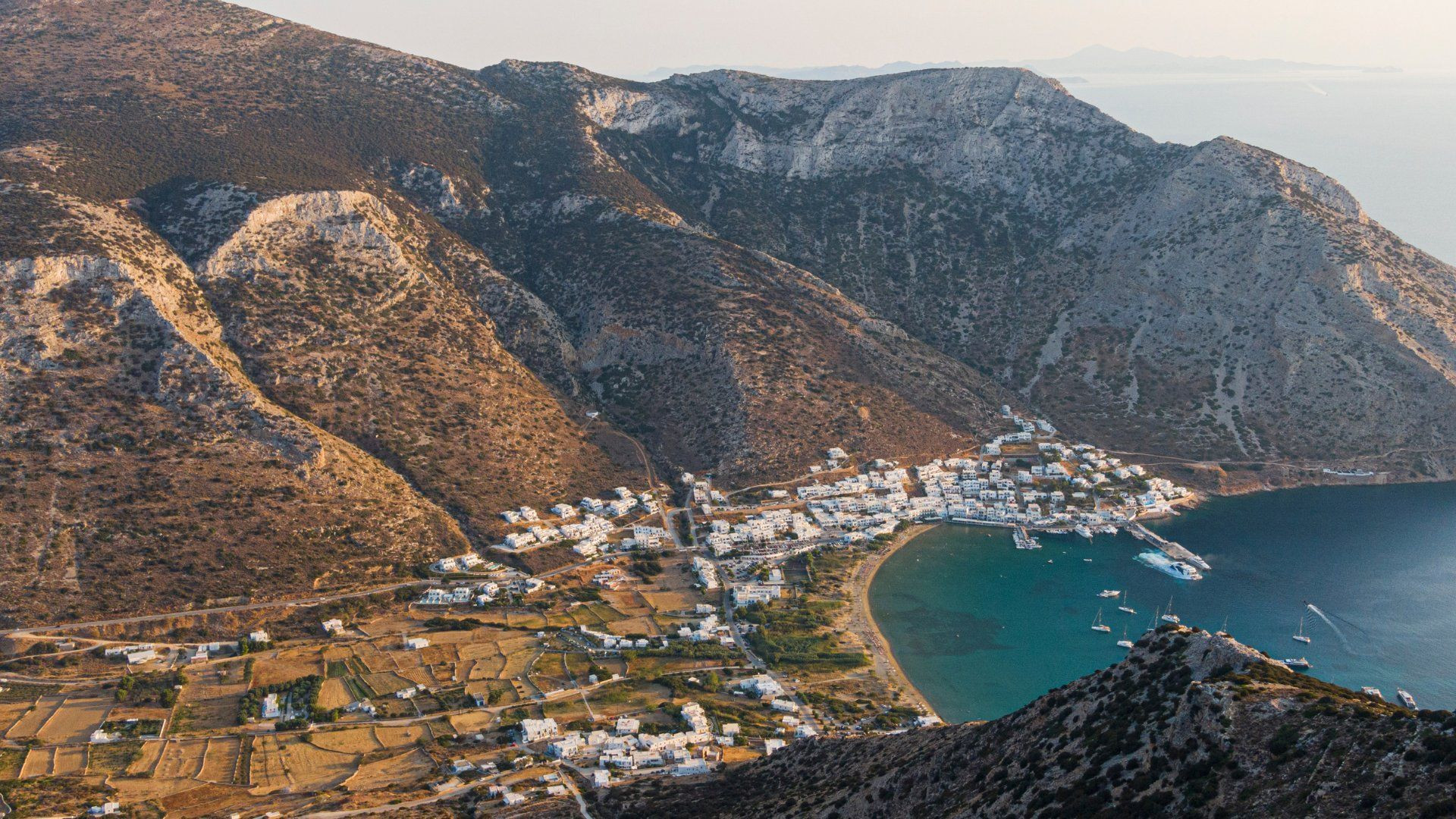 Randonneuse sur sentier côtier - Serifos - Cyclades - Grèce