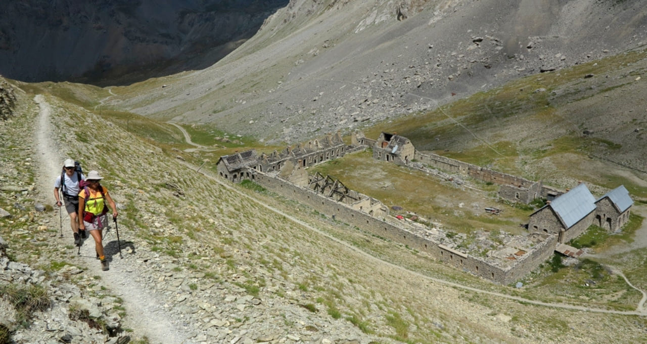 Hikers climbing to the Viraysse barracks ruins - Ubaye - Alps