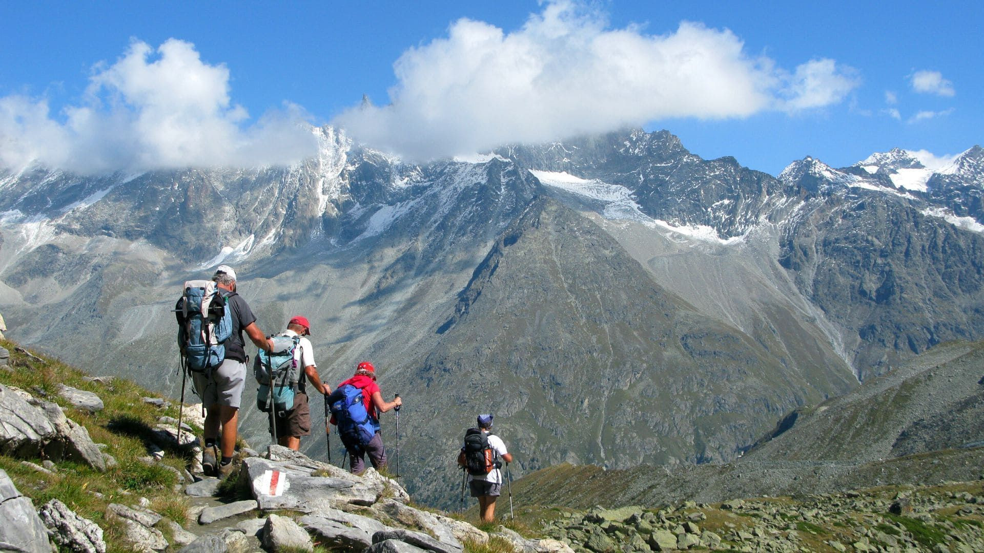 © Wilfrid Valette Hikers on the Chamonix-Zermatt trail, © Wilfrid Valette