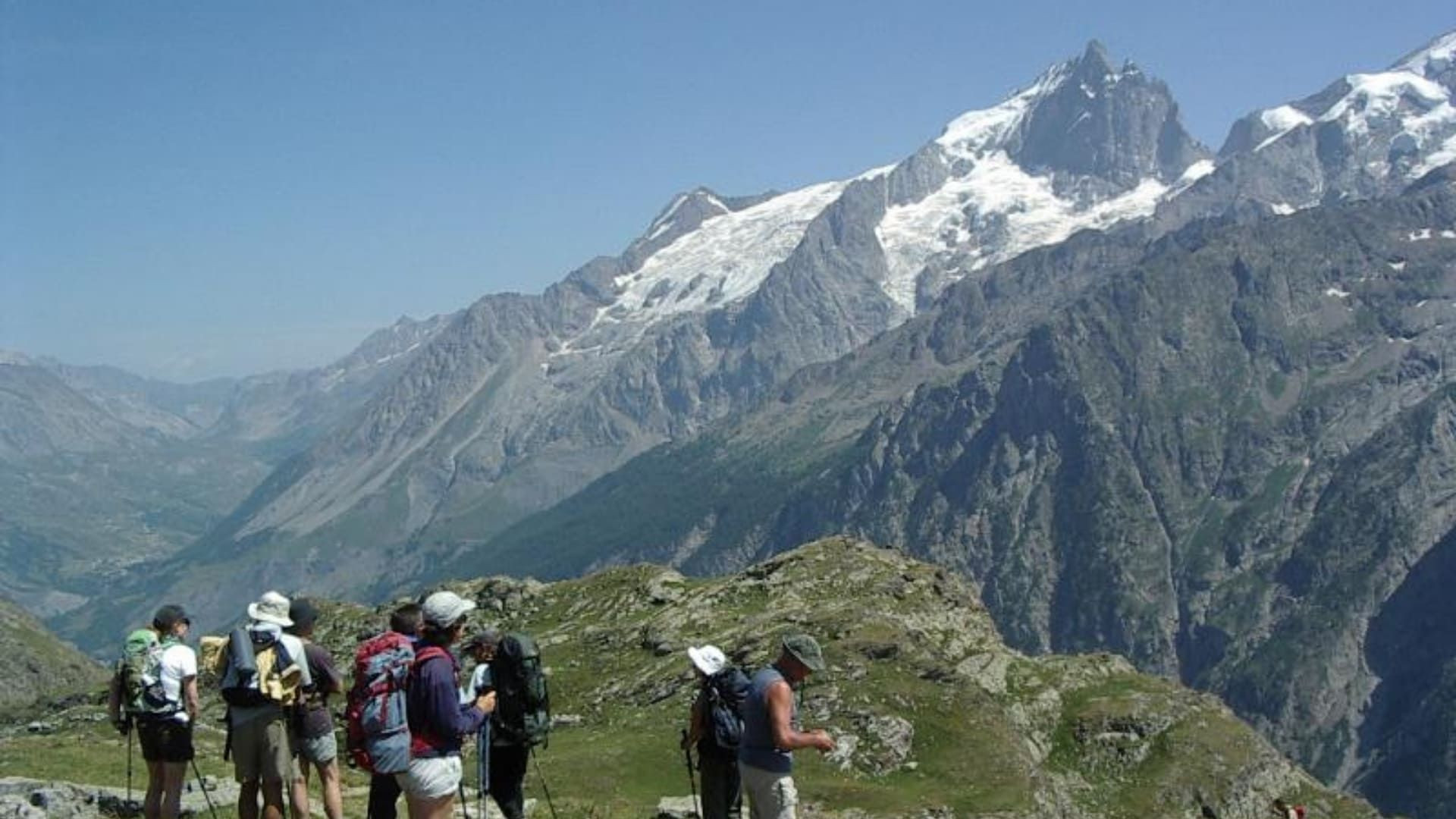 © Laura Kankaanpää Randonneurs face au massif de la Meije - Oisans - France