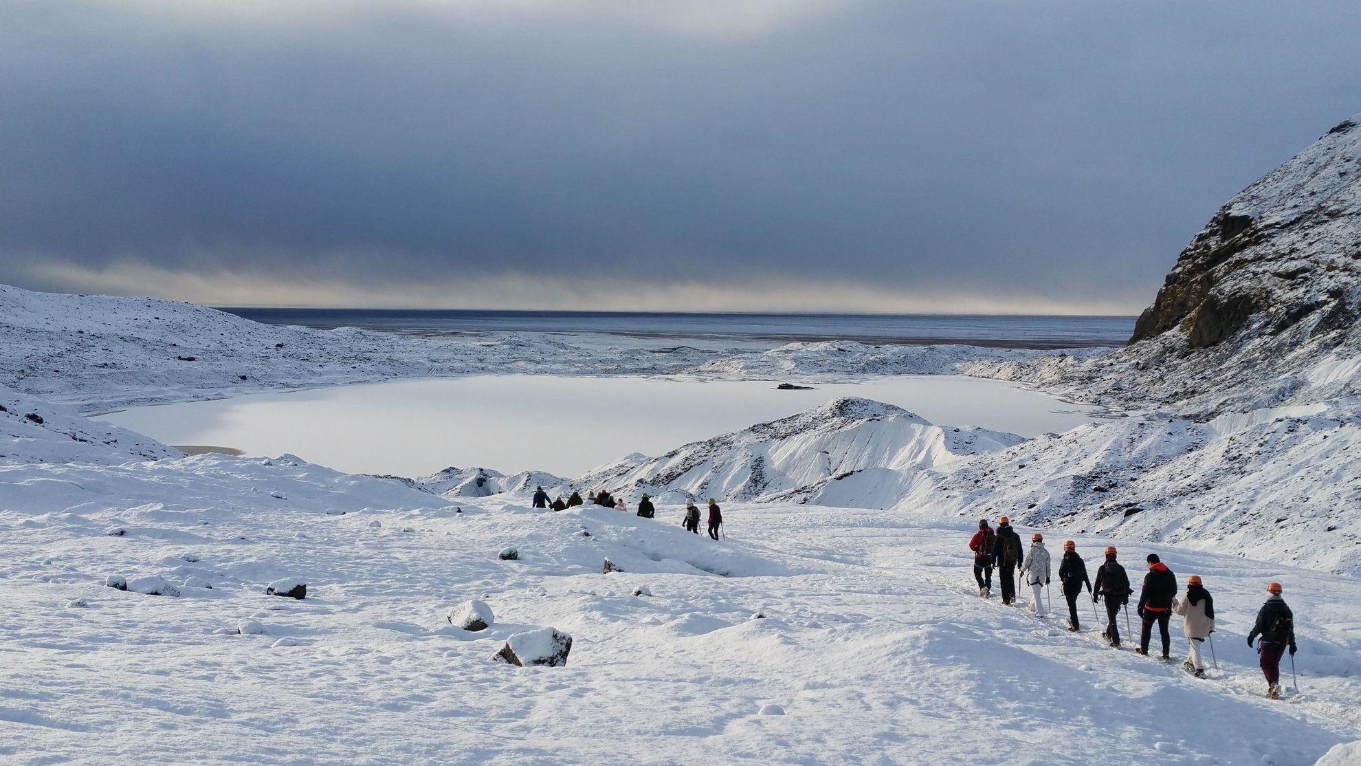 Hikers walking on the Vatnajökull glacier - Iceland
