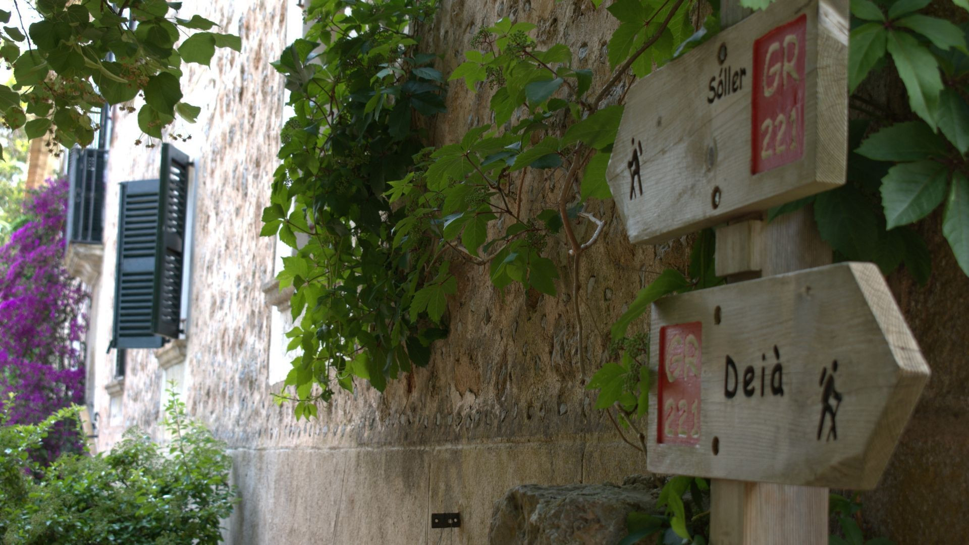 Hiking signposts to Sóller and Deià - Mallorca - Spain