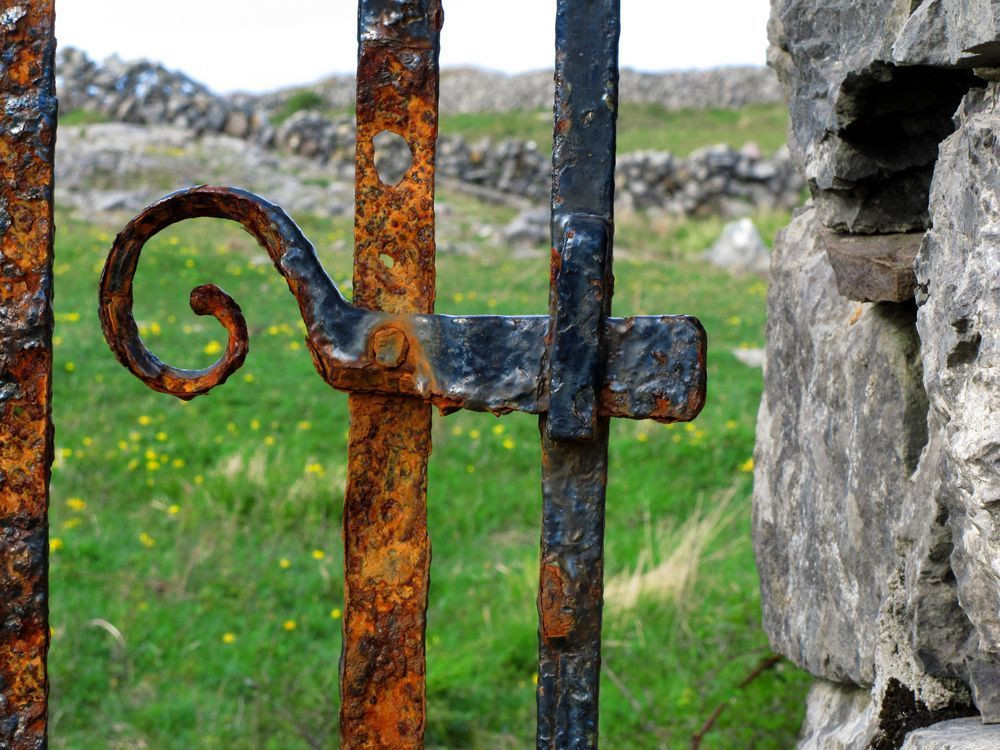 Gate in a wall on Inishmore the main Aran island © François Ribard