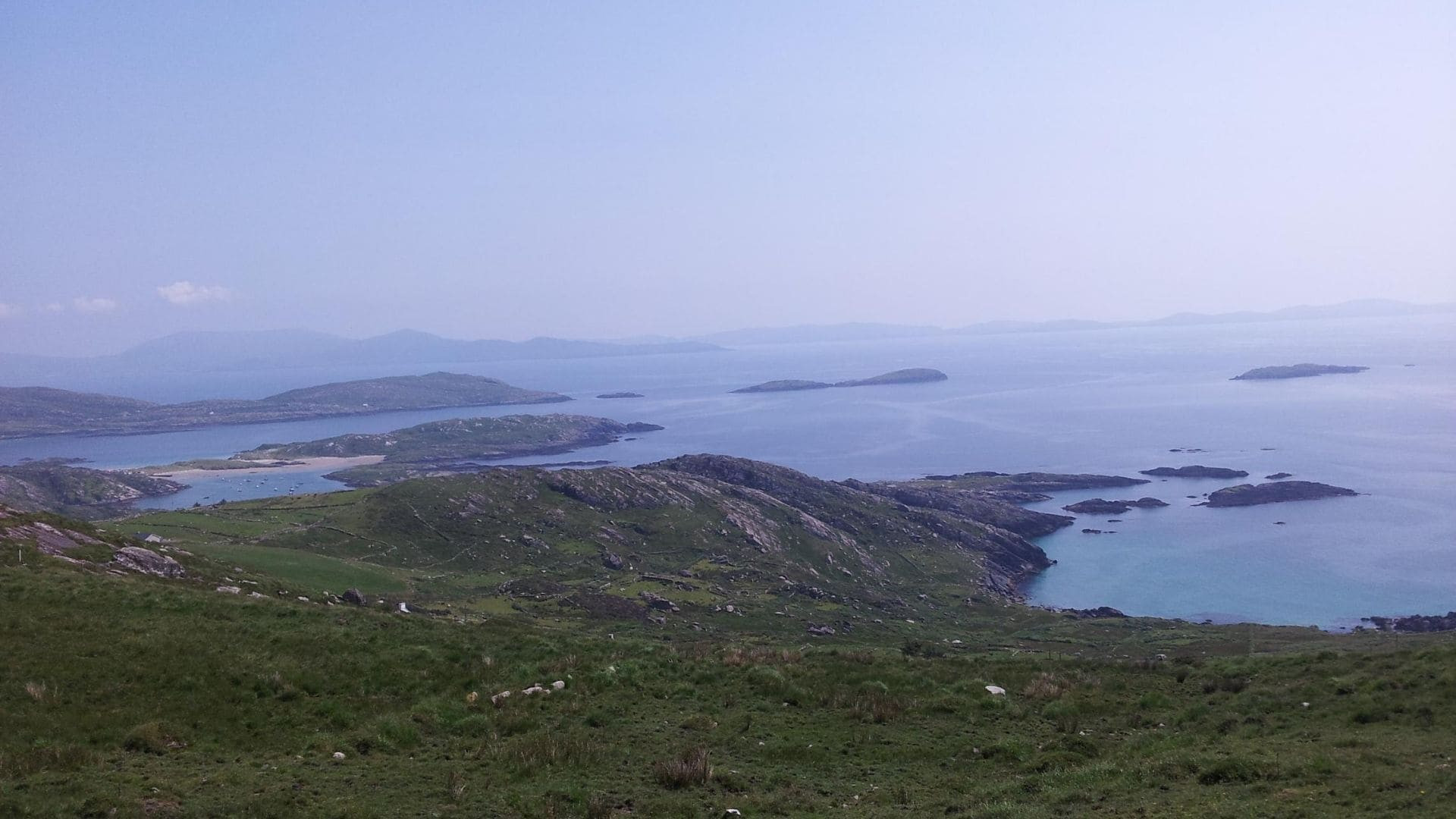 Coast with islands and turquoise bays - Ring of Kerry - Ireland