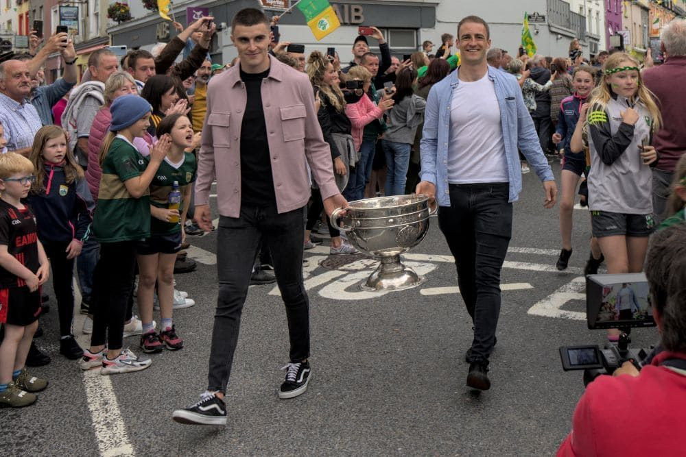 Irish football players holding the cup © Dominique Boyer
