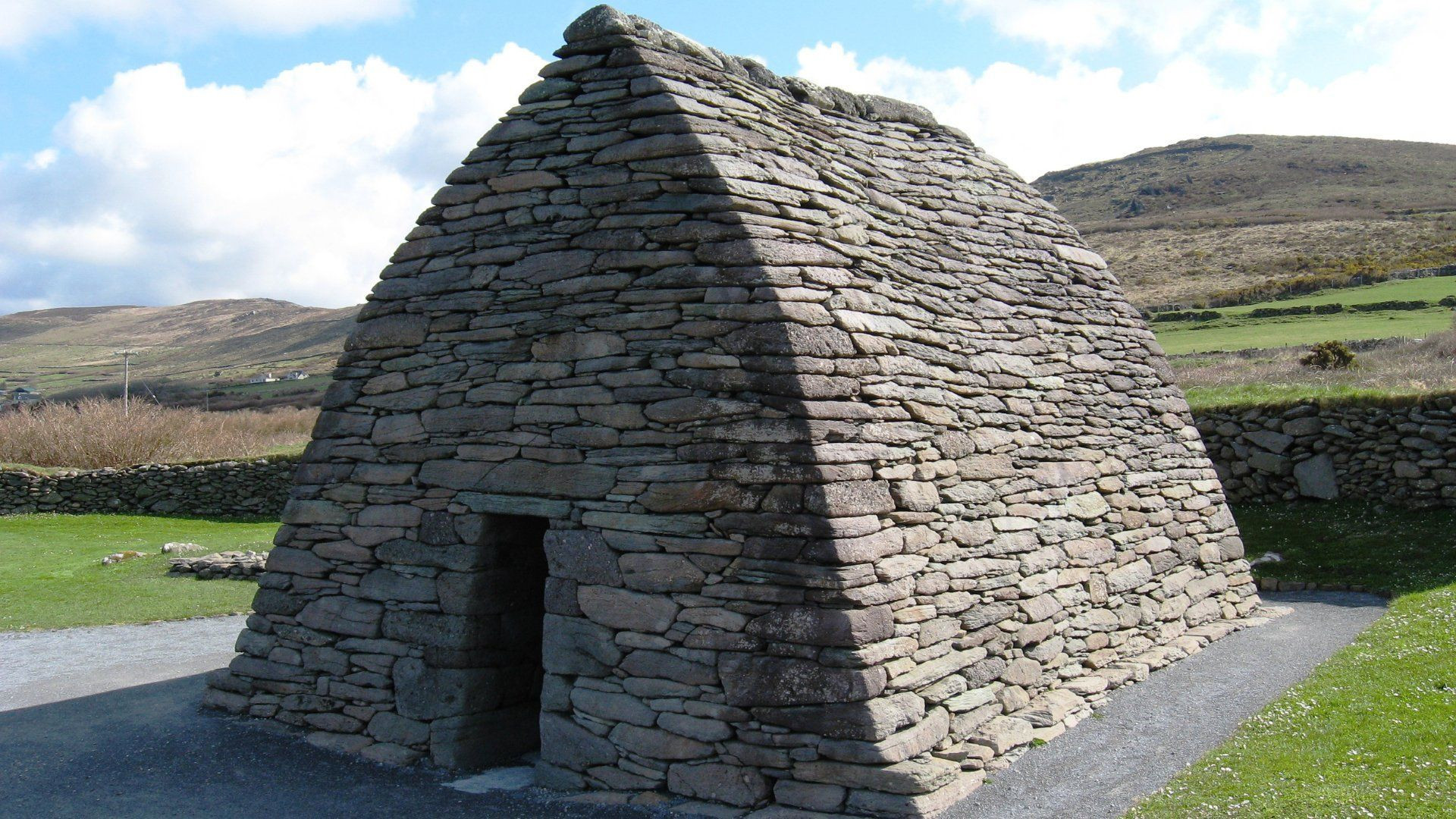 Gallarus dry-stone oratory - Ring of Kerry - Ireland