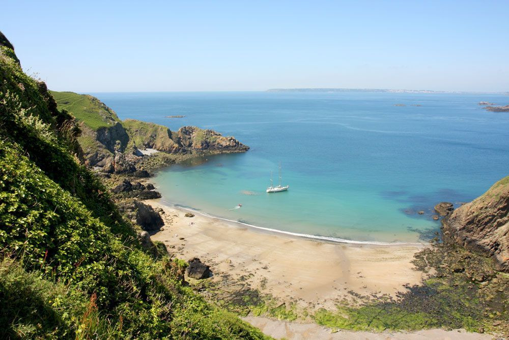 La Grande Grève beach on the island of Sark. In the background, Guernsey and St Peter Port. © François Ribard