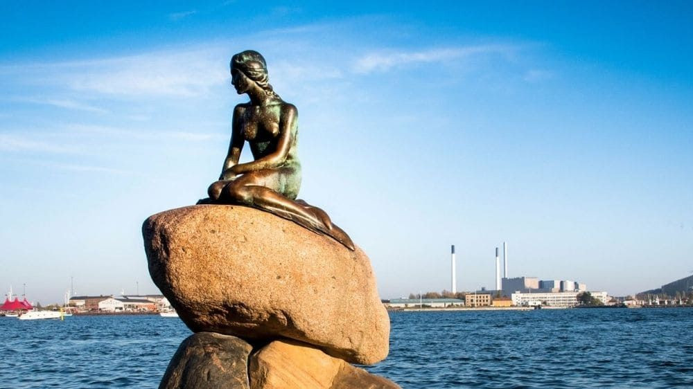 © Maria Eklind The Little Mermaid statue by the water - Copenhagen - Denmark