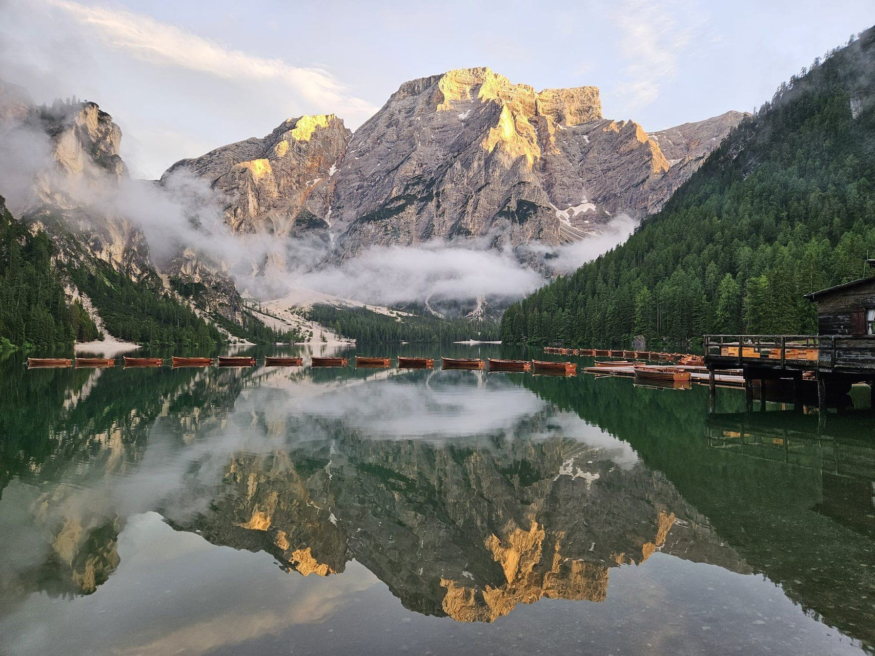 Lac de Braies au lever du jour - Dolomites - Italie