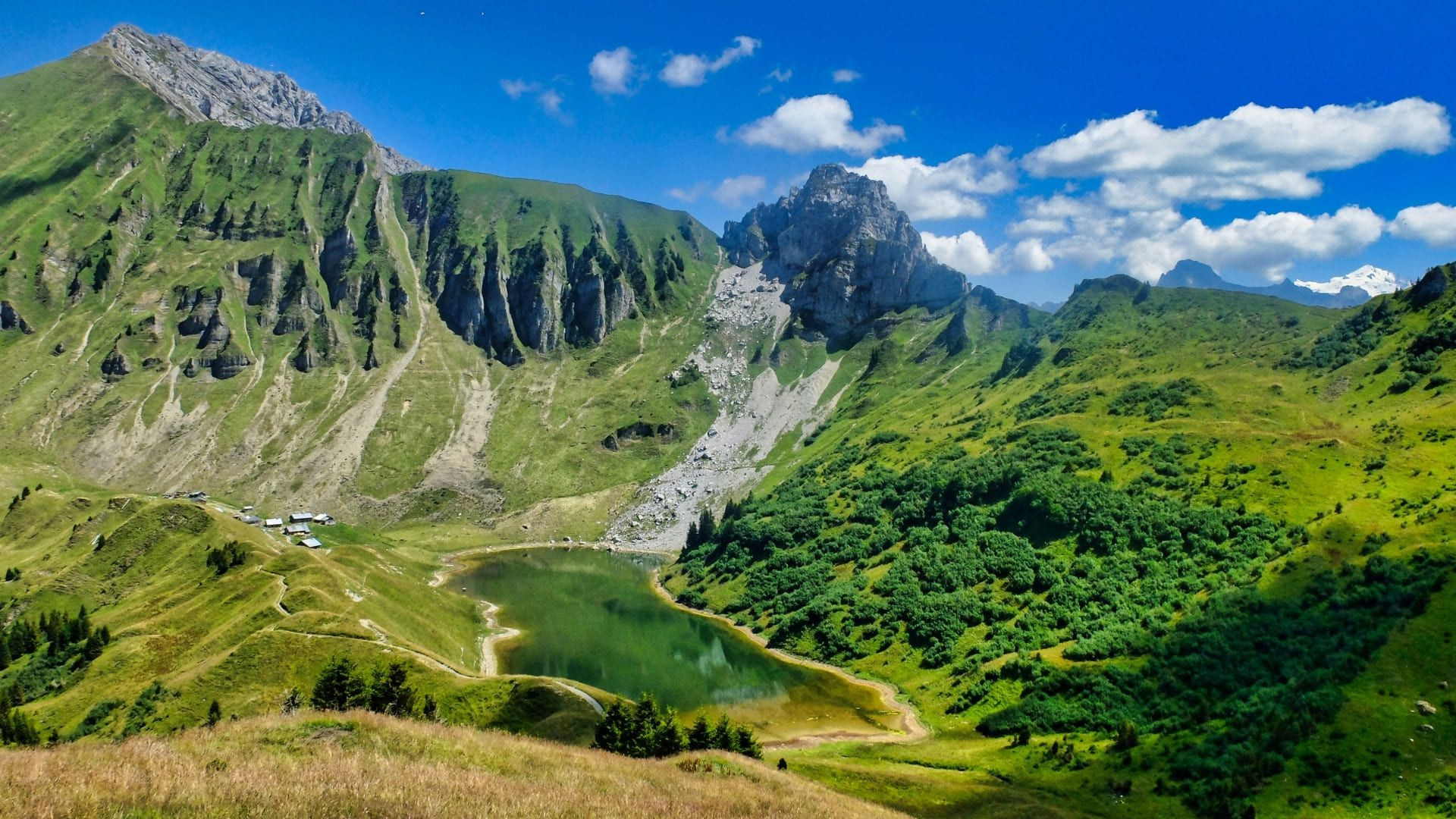 Lac de Lessy dans le massif des Aravis - Haute-Savoie - France