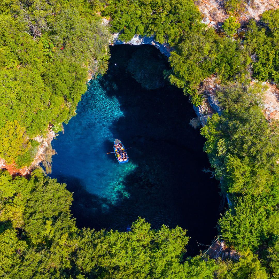 Melissani Lake and Cave in Kefalonia © Daliu AdobeStock