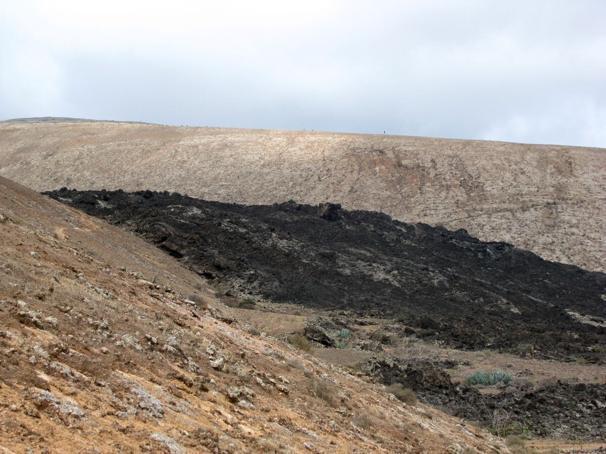 Black lava at Caldera Blanca