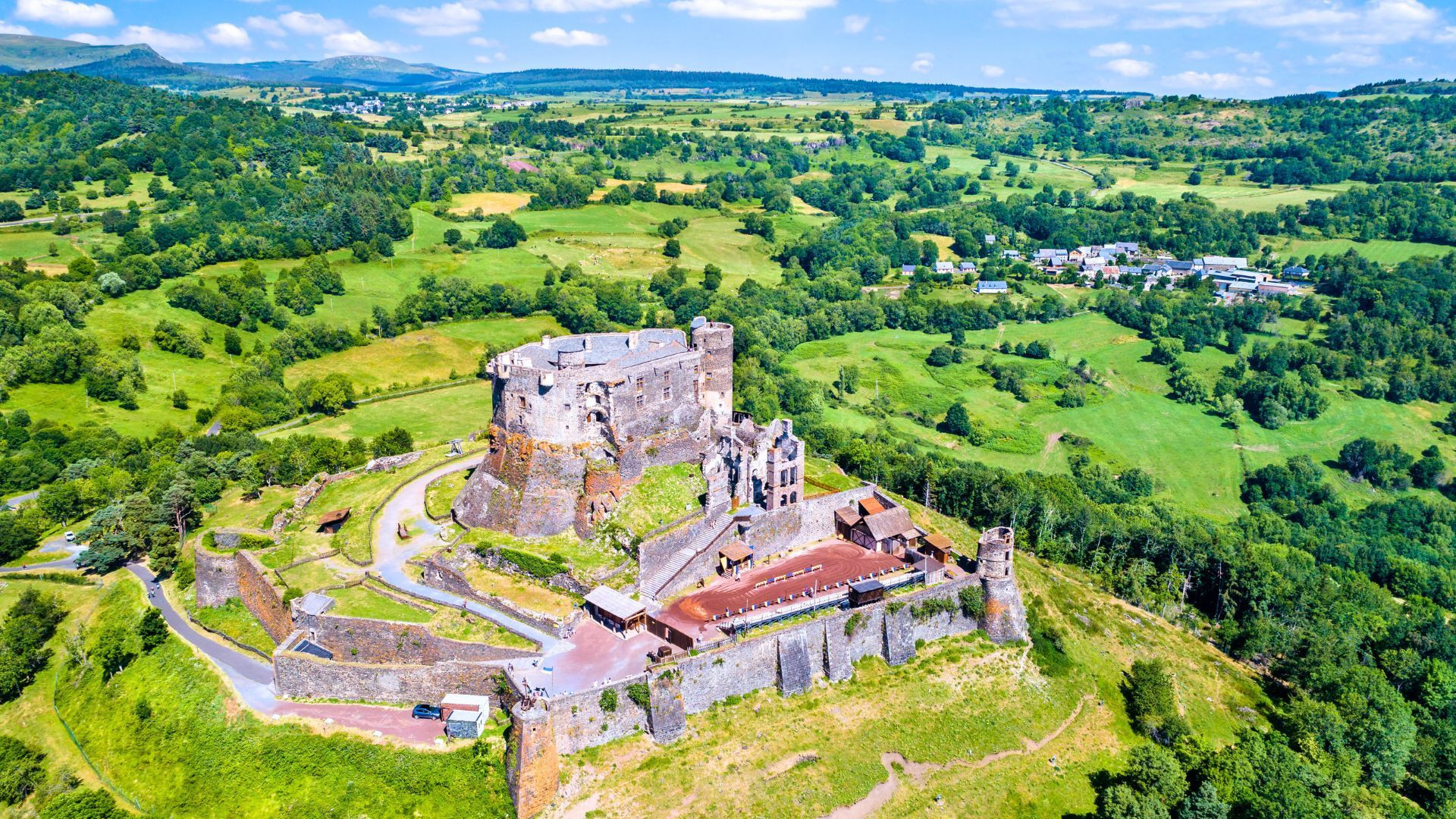 © Adobe Stock Château de Murol dominant la campagne - Auvergne - France