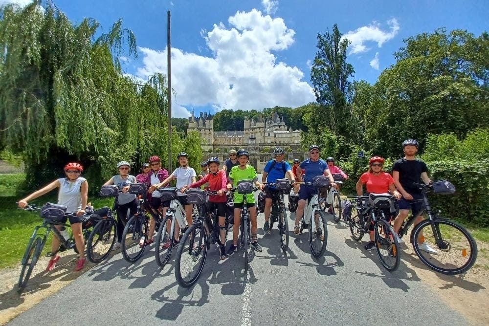 The group of cycle tourists in front of Ussé Castle © Charlotte Laventureux
