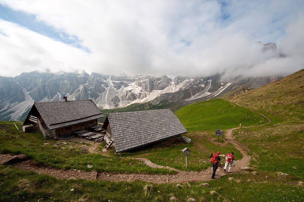 The Medalges hut (2293 m), near the Furćia pass