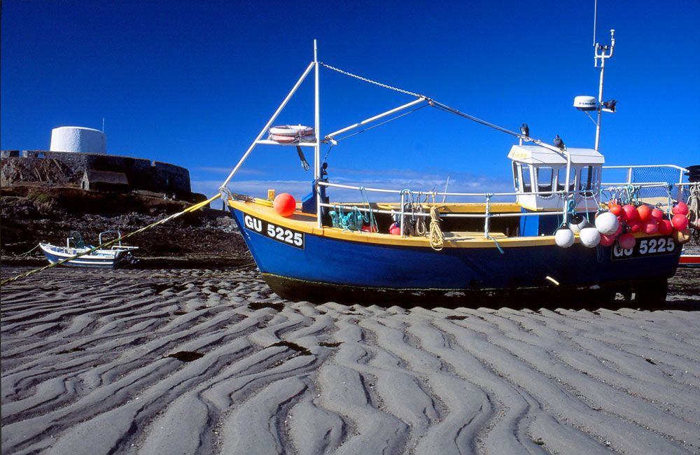 Low tide around Fort Grey in Rocquaine Bay, in western Guernsey © François Ribard